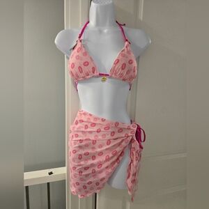 NWT Betsey Johnson Pink Lip Print Bikini with Sarong Swimwear 3 Pce Set. Size M.